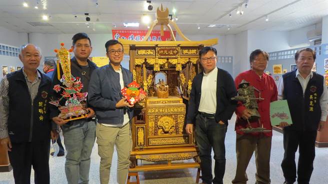 东隆宫邀请木雕大师刘进文、林明源，玻璃剪粘工匠师林秉贤，纸艺老师许育腾，焊铁雕名师林允力及三慈国小学童以「王爷暨在地文化」为主题举办联展。（东隆宫提供／刘秀芬台南传真）