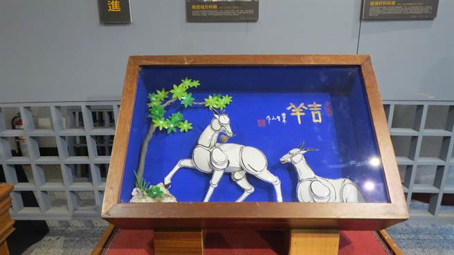 东隆宫邀请木雕大师刘进文、林明源，玻璃剪粘工匠师林秉贤，纸艺老师许育腾，焊铁雕名师林允力及三慈国小学童以「王爷暨在地文化」为主题举办联展。（东隆宫提供／刘秀芬台南传真）