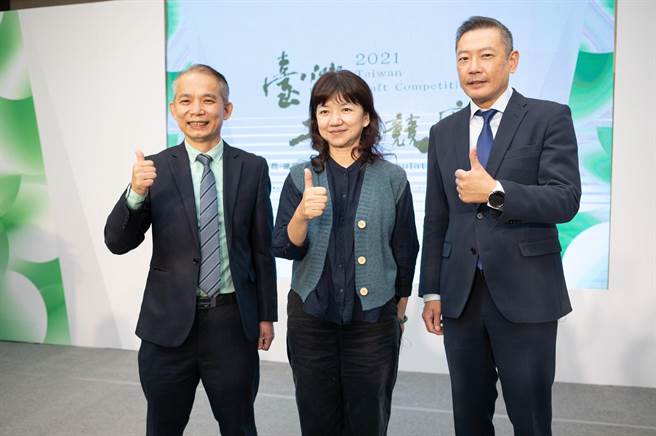 台湾工艺发展中心张仁吉主任（左起）、文化部次长李静慧、新光三越文教基金会董事长吴昕阳出席「工艺之梦」开幕暨颁奖典礼。（新光三越提供）