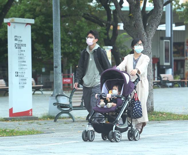 名(4日)大陸冷氣團稍減弱，白天氣溫稍回升；輻射冷卻影響，西半部日夜溫差大。（報系資料照/陳怡誠攝）