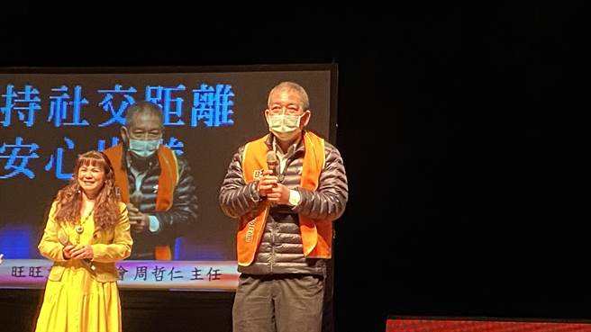 旺旺文教基金會主任周哲仁（右）在《讓奉獻成為一種榮耀》公益演唱會致詞時，向辛勞的志工們致敬。（陳淑芬攝）