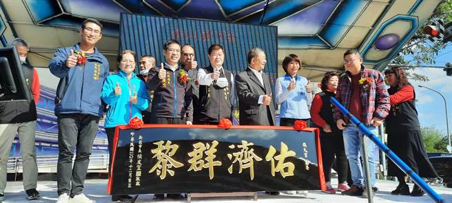 民政局长柯庆忠代表市长致赠庙方匾额。（新北市民政局提供）