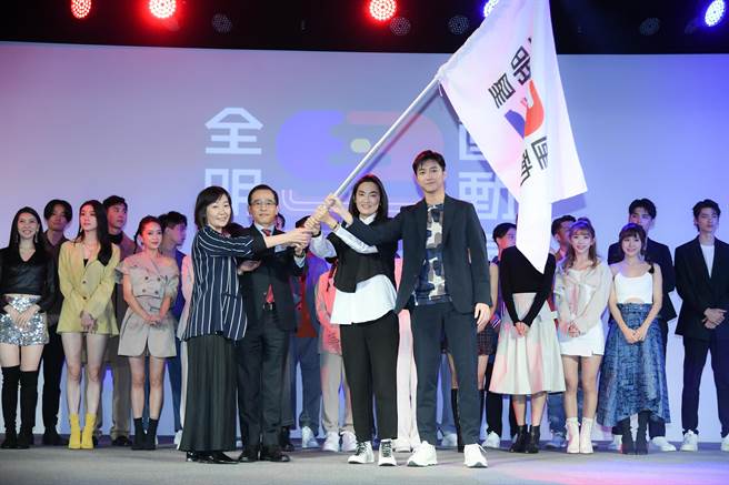 台视及三立长官作记者会上将白色大会旗，给领队钱薇娟、江宏杰，象徵赛事正式开打。（三立提供）