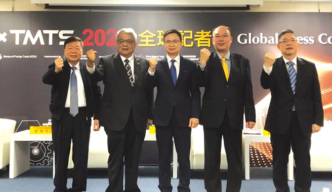 贸协董事长黄志芳（中）2日与台湾机械工业公会理事长魏灿文（左二）、台湾工具机暨零组件公会理事长许文宪（右二）、东台集团董事长严瑞雄（右一）及友嘉集团总裁朱志洋（左一）等意见领域，出席台北国际工具机展与台湾国际工具机展联展记者会。图／沈美幸