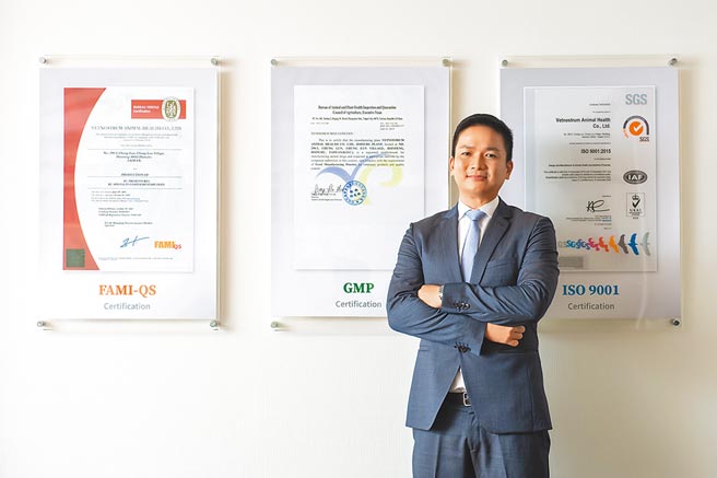 永鸿国际生技在总经理锺威凯带领下，目前超过180张国内动物产品许可证，以及海外国家约30张外销许可证，为永鸿开创事业新版图。图／永鸿提供