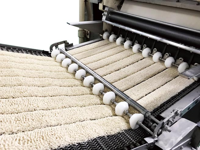 国仓机械在国际上有快速制麵王称号，泡麵自动化产线一分钟产能高达500包（以往每分钟生产约200包），热销美国市场。图／国仓机械提供