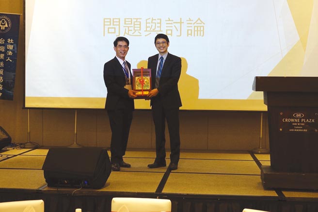 台湾螺丝贸易协会理事长、荣金工业董事长陈和成（左）顺利连任下一届理事长。图／林宜蓁