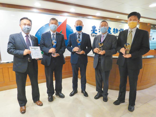 臺灣產物積極推動住宅地震基本保險、微型保險等各項政策性保險，再獲肯定，總經理陳昭鋒（中）與經營團隊合影。圖／臺灣產物提供