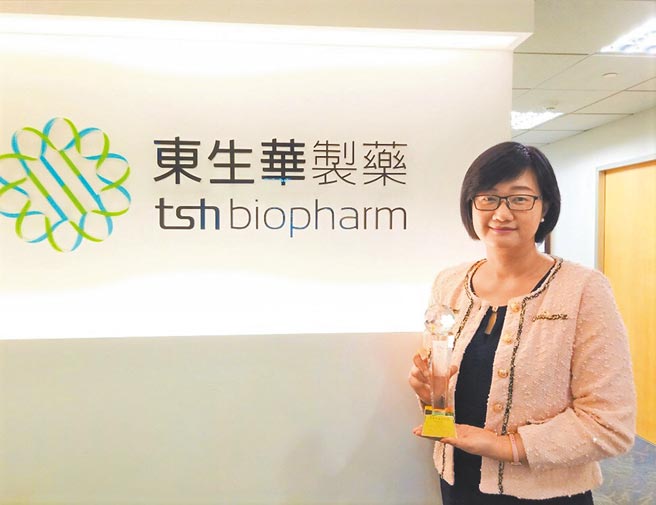 东生华制药总经理杨思源荣获「中华民国年度十大经理人金炬奖」。图／江伟琳