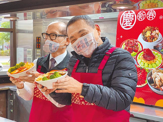 四大公投倒數計時，遲不表態的新北市長侯友宜表示，他會把自己很多角色做好，圖為侯友宜化身主廚準備幸福餐，照顧弱勢孩子。（戴上容攝）
