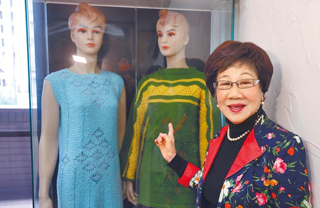 吕秀莲质疑，全世界都倚靠美国，是正确、安全的吗？图为吕秀莲曾带着媒体参观私人收藏，其中还有她在狱中亲手缝制的毛衣。（本报资料照片）