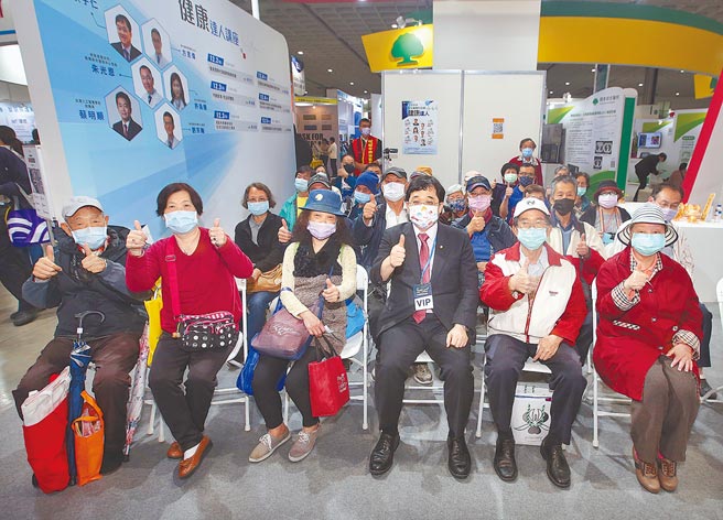 2021台湾医疗科技展2日开幕，新光医院副院长洪子仁（右三）以「后疫情时代防疫与国际医疗发展」为题发表演讲。（范扬光摄）