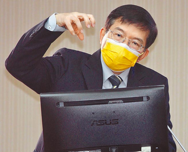 台铁近日连续出包，交通部长王国材虽火速拔掉2官员，不过2日立法院交通委员会上仍被立委骂翻，表示再出事「就是换掉部长你自己了」。（张铠乙摄）