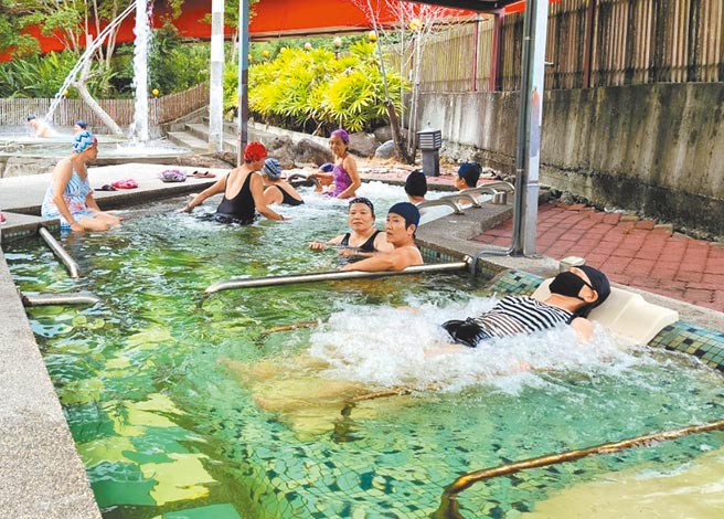 入冬後花蓮「瑞穗英雄湯」、「安通美人湯」2大溫泉區各有特色，相當適合旅行社與自由行民眾排入觀光行程。圖為安通美人湯。（花蓮縣政府提供／王志偉花蓮傳真）
