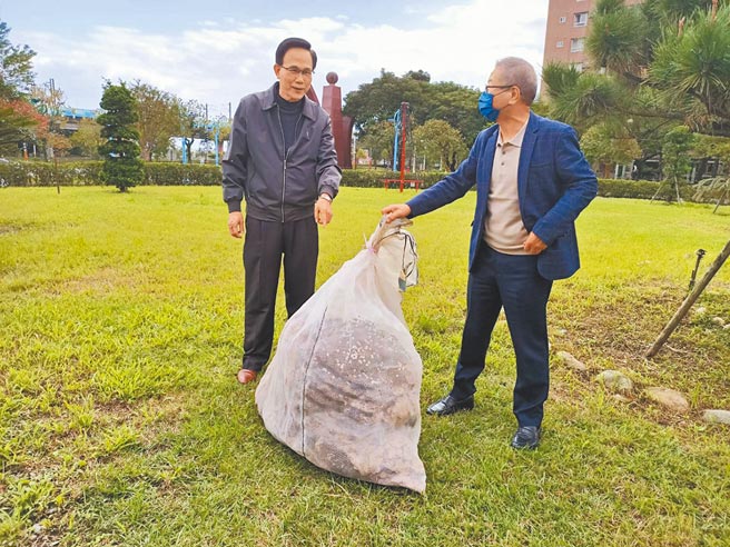 最近宜兰县三星乡有虎头蜂出没，咬死蜂农饲养的蜜蜂。图为装在网袋中的巨大虎头蜂巢，体积相当吓人。（胡健森摄）