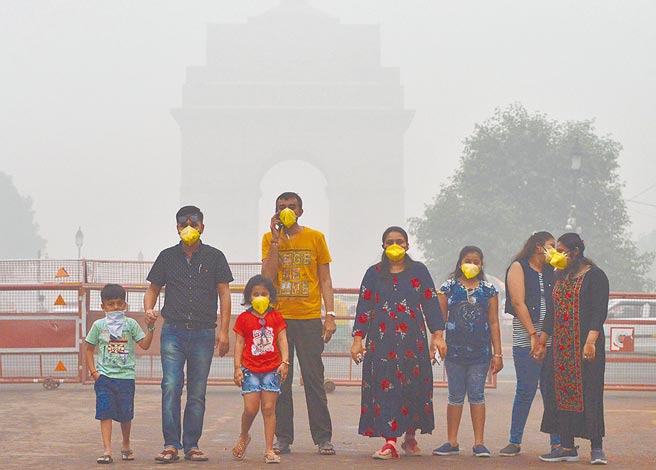 印度新德里遭遇严重空气污染，人们戴口罩进行户外活动。（新华社）