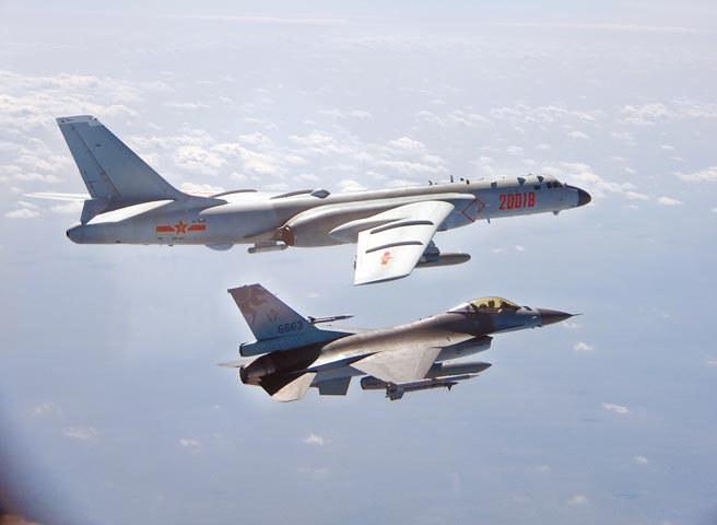 台灣周邊已成為中美軍事活動頻繁之地，大陸軍機於2021年11月天天侵擾台灣西南空域外，美軍11月對中國的抵近偵察行動也刷新了3項紀錄。（本報資料照片）