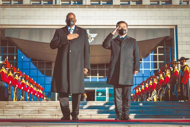 韩国防长徐旭（右）2日在首尔与到访的美国防长奥斯汀（左）举行年度美韩防长会议，两人会后发表联合声明，首次提及台湾。（摘自美国国防部推特）