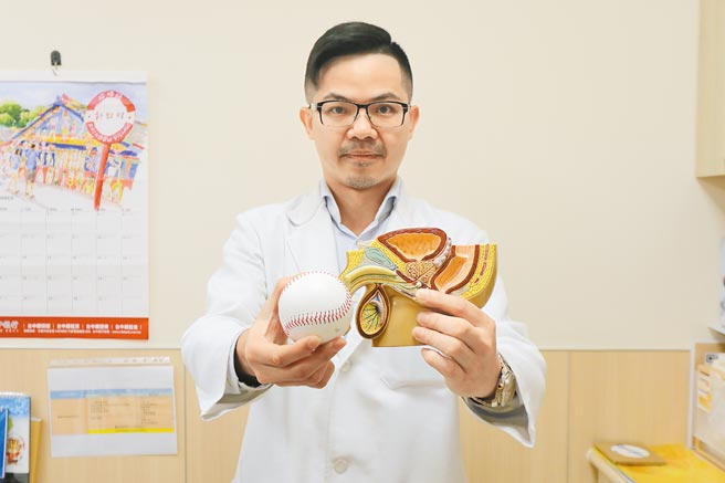 台中35岁男子睪丸肿大，因疫情影响就诊意愿，拖成成5倍大，犹如棒球大小，走路「卡卡」才就医，亚大附医主任邱鸿杰表示，经检查罹睪丸癌第一期。（陈淑芬摄）