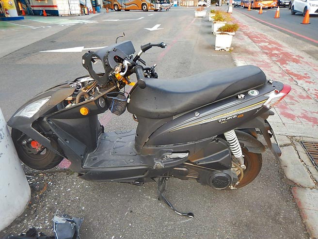 韓姓員警1日騎機車執勤時遭違規汽車衝撞，造成頭部骨折、氣胸，緊急送醫搶救仍因傷重不治。（民眾提供／盧金足台中傳真）