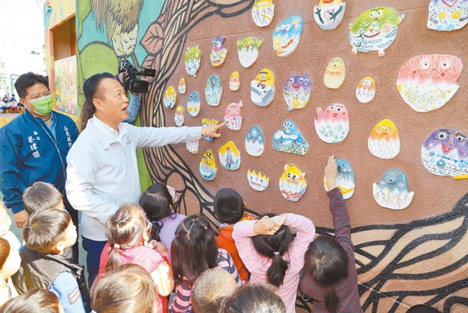 嘉义县文化观光局邀请艺术团队，结合社区居民与学童创意，针对义竹乡中正堂外观及周边环境进行空间改造，营造出全新的「义竹人广场」。（吕妍庭摄）