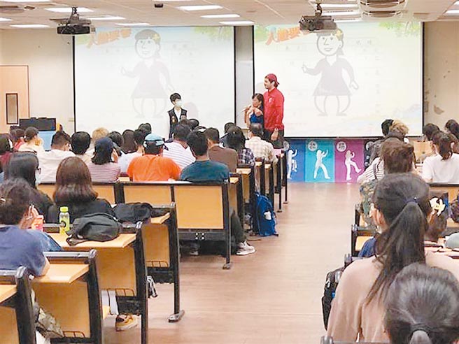 文藻外语大学女大生11月29日向三民二分局鼎金所报案，指称她在博弈网站遭诈骗。图为三民二分局警方曾至文藻外语大学内进行校安座谈。（本报资料照片）