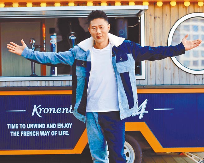 小刀近日推出新歌〈英雄的模樣〉。（量能文創提供）