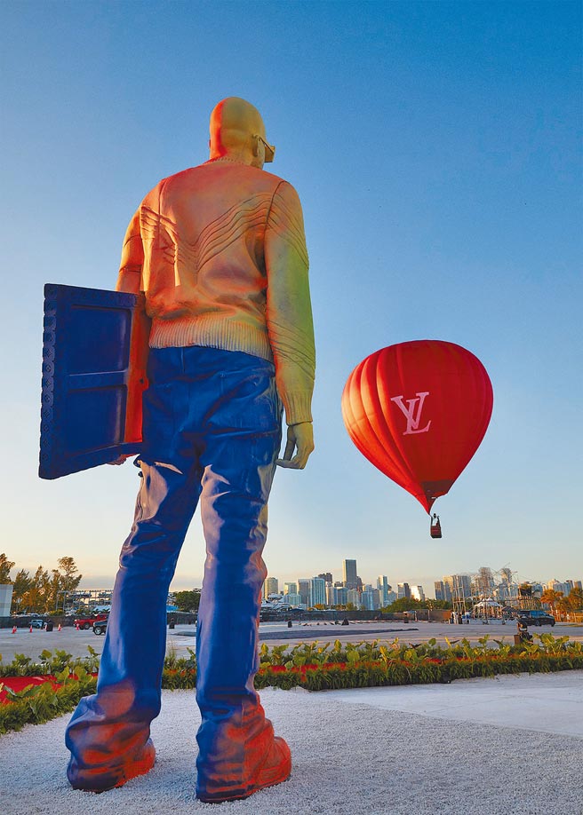 「Virgil Was Here」巨大雕像與象徵自由的紅氣球，成為全球時尚迷心中最美好的記憶。（LV提供）