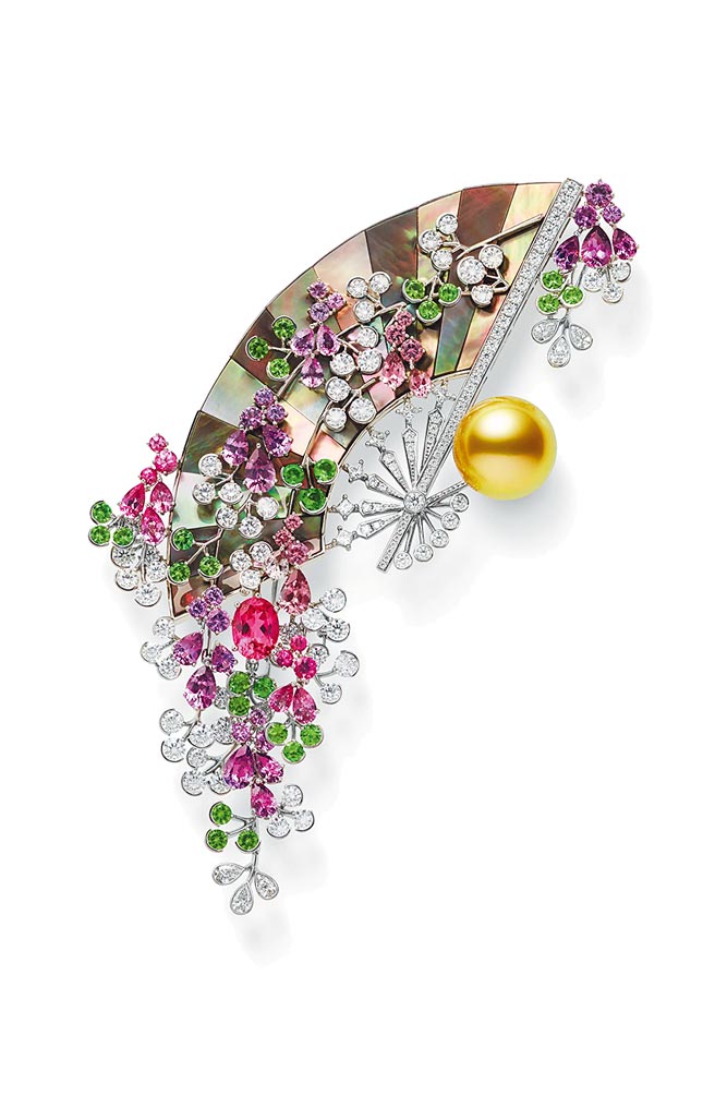MIKIMOTO秋夜花卉折扇造型胸针，扇子、皓月与胡枝子演绎秋夜澄凈诗意之美，369万元。（MIKIMOTO提供）