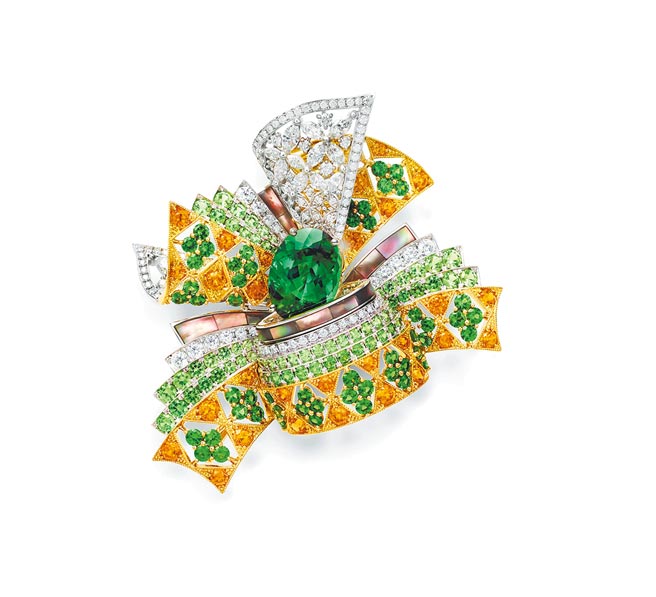 MIKIMOTO以日本传统礼服一件件迭穿的特色为灵感打造「十二单衣」造型夏之胸针，277万元。（MIKIMOTO提供）