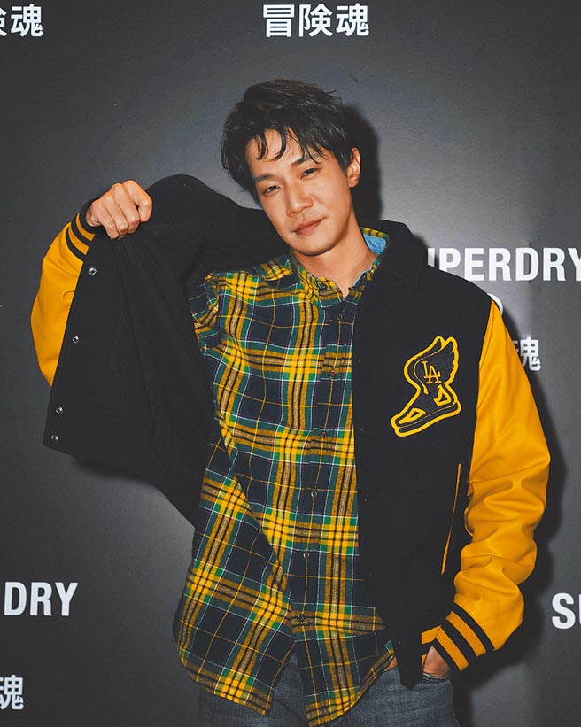 SUPERDRY品牌好友薛仕凌，穿搭永续环保概念的学院风服饰。（SUPERDRY提供）