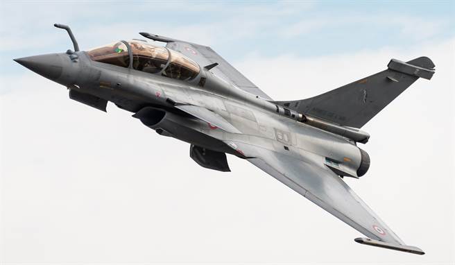 阿拉伯聯合大公國（阿聯）在苦等美國F-35隱形戰機，遲遲沒有具體下聞後，已向達梭航太（Dassault Aviation）訂購80架「飆風」（Rafale，見圖）戰機。（達志影像/Shutterstock）