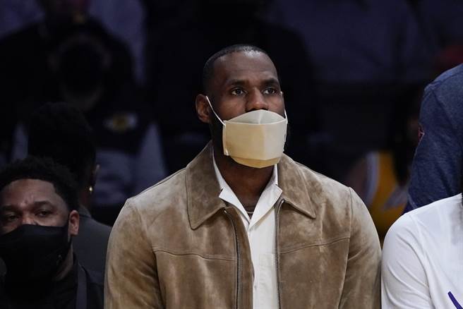 詹姆斯先前待在場邊也沒有把口罩戴好。(美聯社資料照)