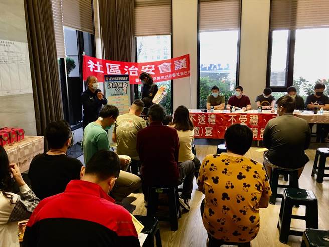 台中市警察局第四分局春社派出所到社區宣導民眾交通安全「行」的觀念，推廣警政署「110視訊APP報案系統」，強化警政安全防護網。（民眾提供／盧金足台中傳真）