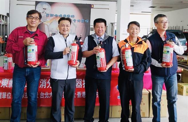 扶轮社捐赠灭火器给台东义消，共同守护家园。（民眾提供）