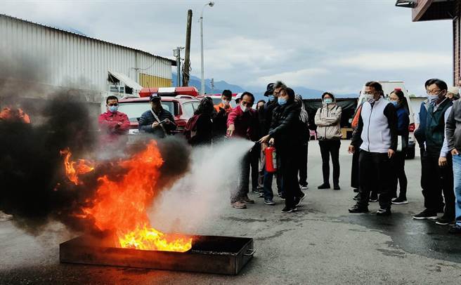 扶轮社捐赠灭火器给台东义消，共同守护家园。（民眾提供）