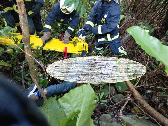 一名重机骑士今天上午在北宜自摔跌落10米深边坡，消防人员用吊挂救紧急送往万芳医院抢救。（民眾提供）