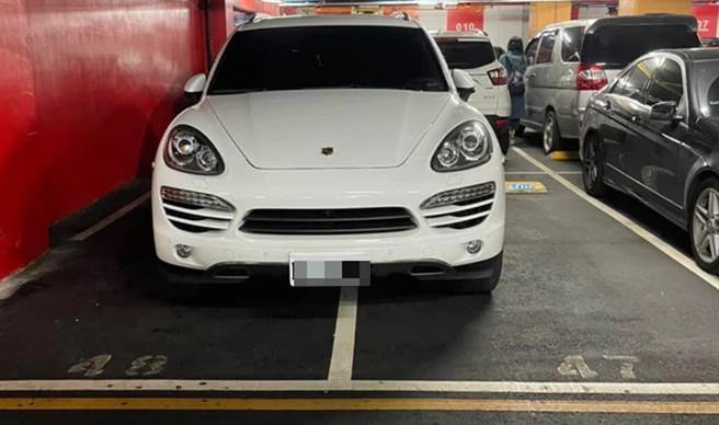 保時捷一車佔兩個位置，網友認為格子真的太小，保時捷也很無奈。（翻攝爆怨公社臉書）