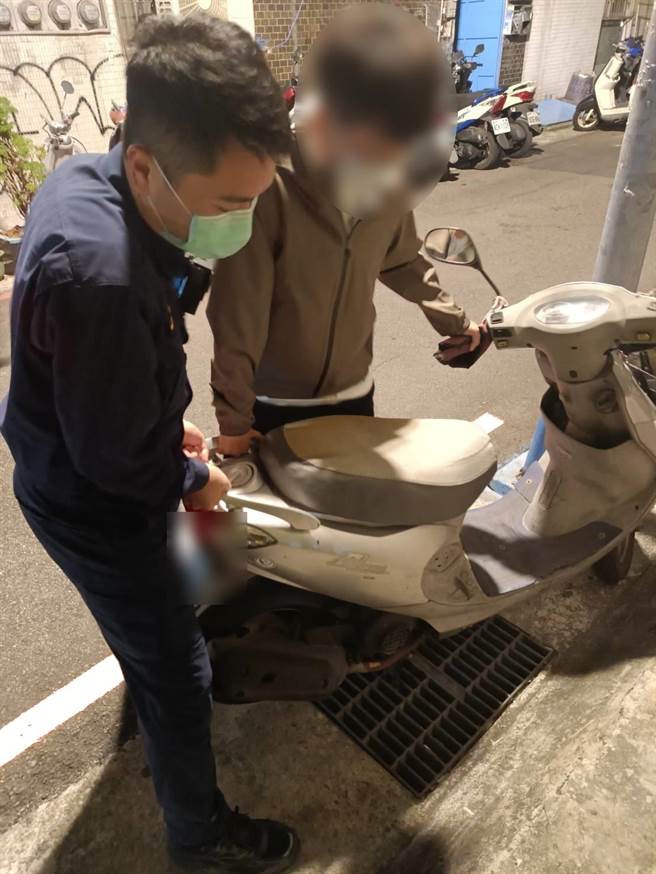 员警利用搬动、倾斜角度的原理，成功让机车「脱困」。（台中市警三分局提供／张妍溱台中传真）