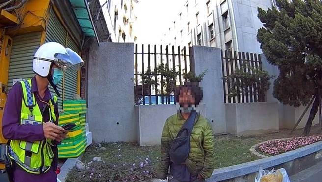 大雅警分局员警关心游民，意外找到协寻人口助与其家人团圆。（警方提供）