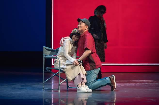 曾国城（右）剧中演渣男。（果陀提供）