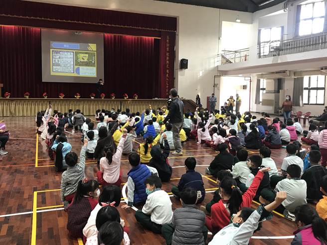 丰原分局秘书室主任蔡季芳与学生进行有奖徵答。（警方提供／陈淑娥台中传真）