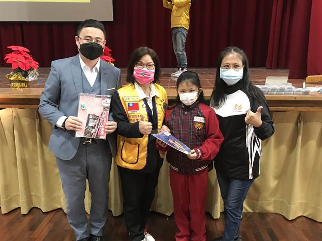 富春国小学生参与徵答获得奖品。（警方提供／陈淑娥台中传真）