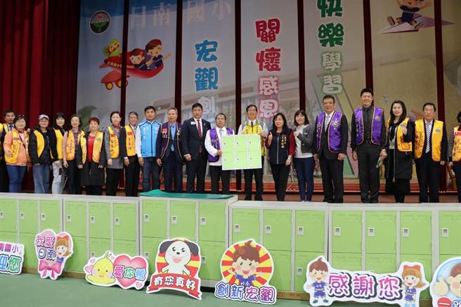 日南国小低年级教室缺乏学生置物柜，狮友认捐市值约30万元置物柜。（陈淑娥摄）