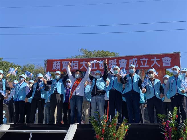 台中二选区立委补选，国民党参选人顏宽恒成立大肚区后援会，现场涌入约700人。(林欣仪摄)