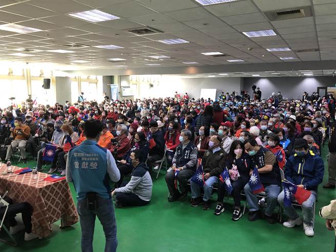 国民党立委赖士葆上午在台北市文山区花木市场举办公投宣讲，邀请马英九、朱立伦、立委江启臣、前副主席郝龙斌、中广董事长赵少康等人同台宣讲，会场内座无虚席，场面热闹。（赵婉淳摄）