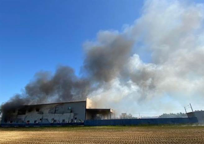 彰化鐵皮工廠大火，8名工人全脫困。（圖／翻攝彰化踢爆網）