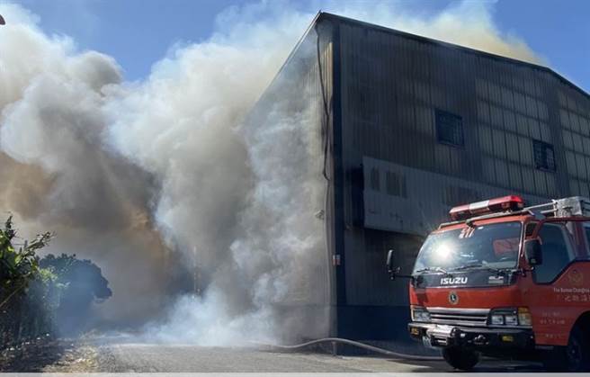 彰化鐵皮工廠大火，8名工人全脫困。（圖／翻攝彰化踢踢網）