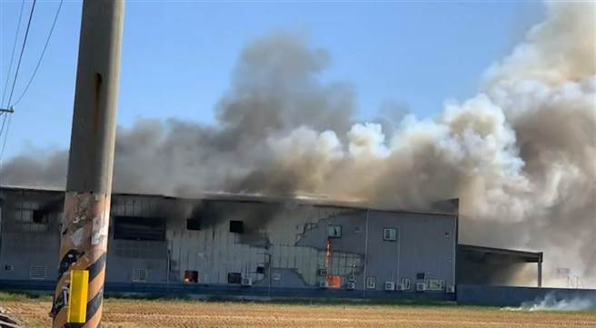 彰化鐵皮工廠大火，8名工人全脫困。（圖／翻攝彰化踢踢網）