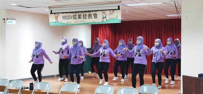 台北市西松日照中心今天举行成果发表会，邀请10多位移工表演，让她们直呼难得的经验。（林良齐摄）